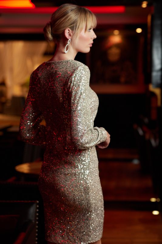 Silhouette miroitante d'ANAE, la ROBE SHINY reflète le raffinement avec ses paillettes éclatantes.