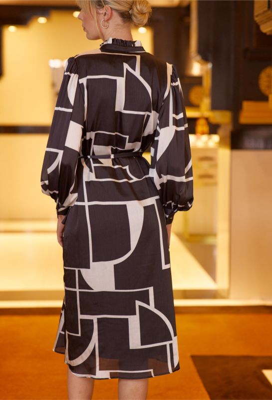 Vue arrière de la ROBE DELILAH d'ANAE, mettant en valeur la coupe et le motif géométrique noir sur blanc.