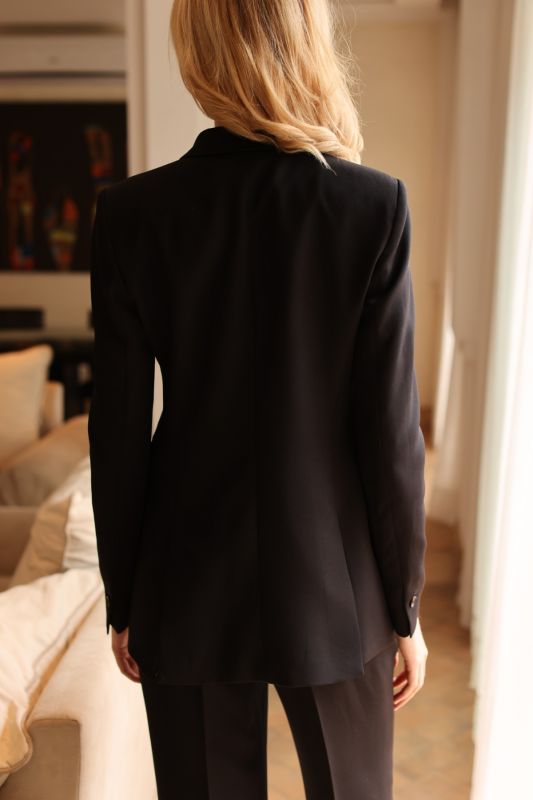 La veste Pierce d'ANAE, collection Fiesta 24, conjugue noir élégant et coupe parfaite.