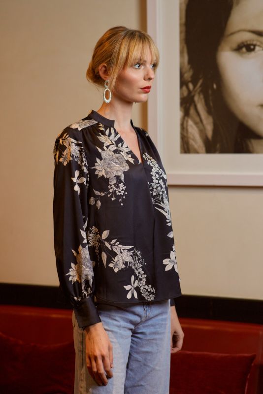 La blouse florale noire d'ANAE souligne un style à la fois sophistiqué et décontracté, parfaite pour toute occasion.