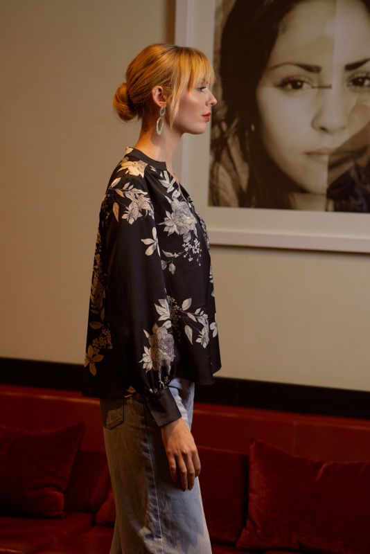 ANAE présente une blouse florale sombre, un essentiel chic pour une garde-robe polyvalente et tendance.