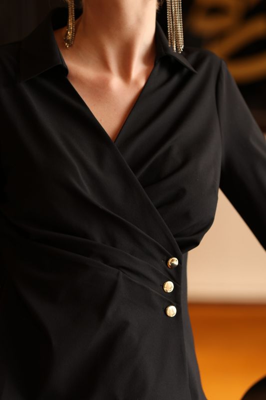 La blouse May d'ANAE, symbole de l'élégance féminine, se marie avec style à un cadre intérieur luxueux.