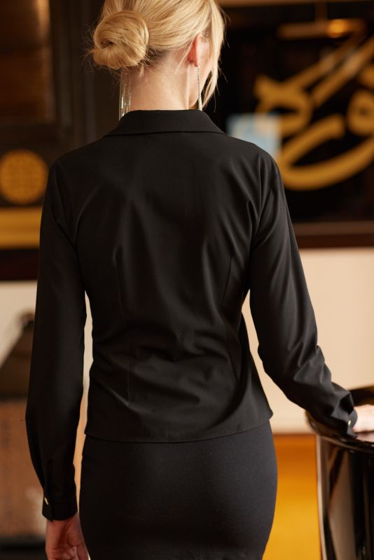 La blouse May d'ANAE, symbole de l'élégance féminine, se marie avec style à un cadre intérieur luxueux.