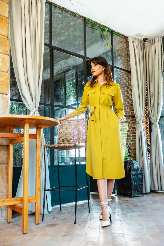 Robe Oasis jaune avec ceinture, élégance automnale - Collection Automne.