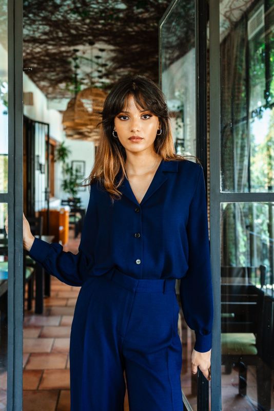 CHEMISE PAMELA en bleu marine de la collection Fall 23, parfaite pour un style élégant et intemporel.