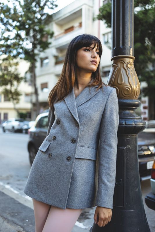 Manteau Silas ANAE en laine grise, double boutonnage et poches à rabat.