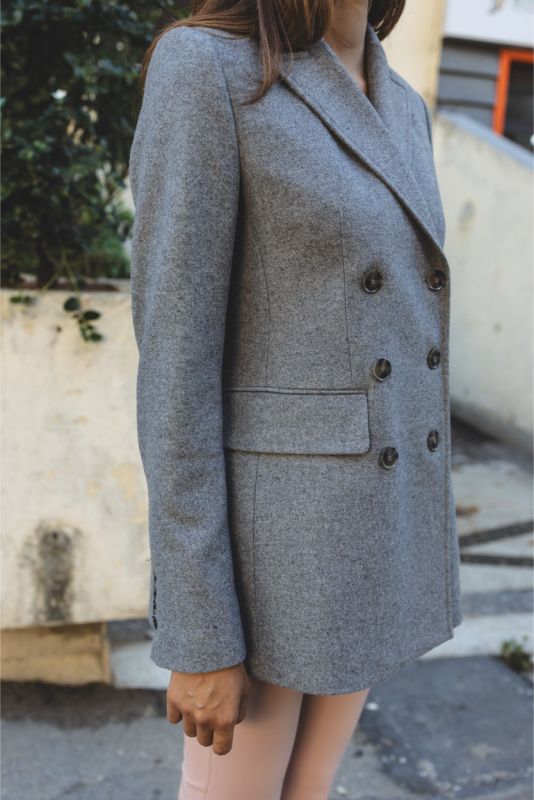 Manteau Silas ANAE en laine grise, double boutonnage et poches à rabat.