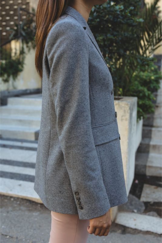 Manteau Silas ANAE en laine grise, double boutonnage et poches à rabat.