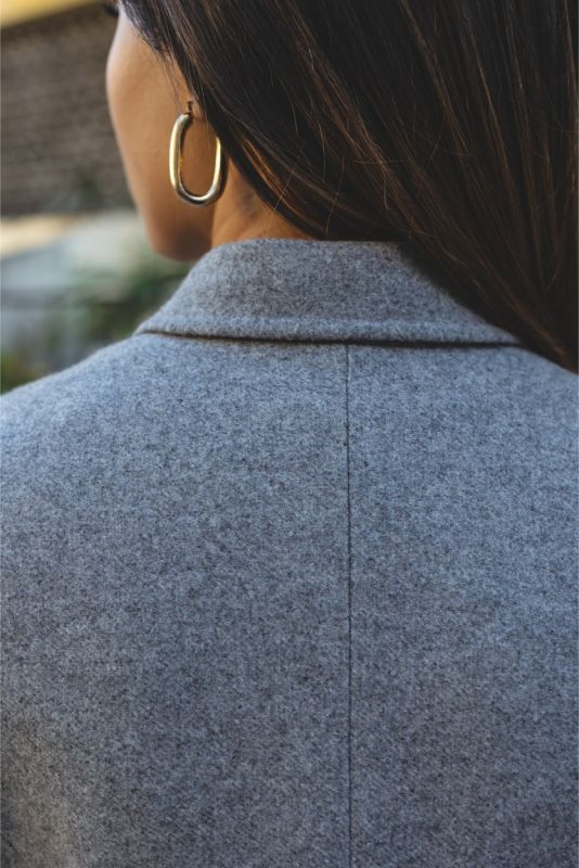 Vue arrière du manteau Silas ANAE, coupe ajustée, en tissu à chevrons gris.