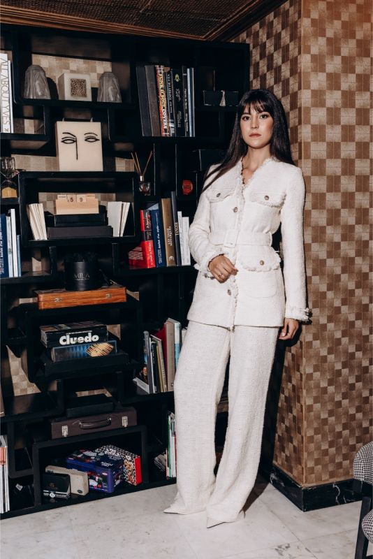 Élégance contemporaine avec la veste LINETTE en tweed blanc d'ANAE, complétée par un pantalon assorti pour un look monochrome.