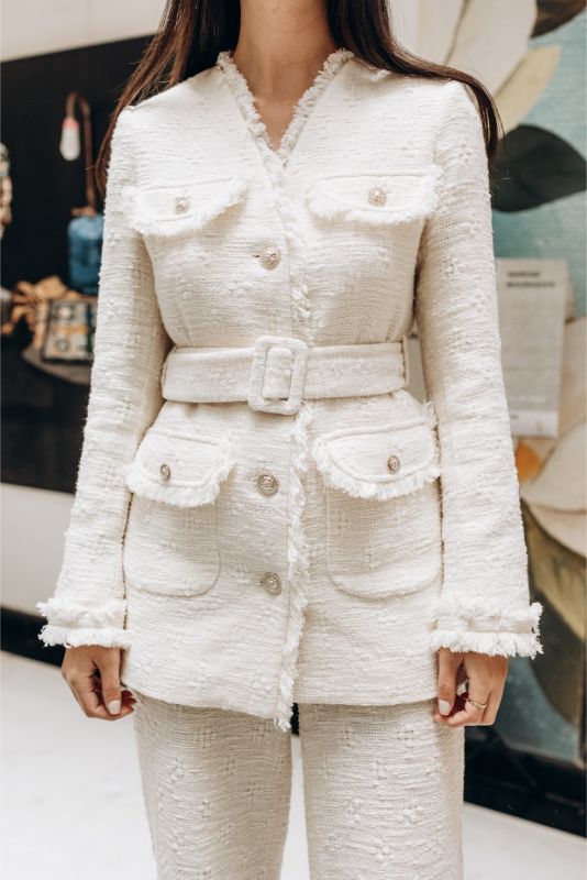 Vue rapprochée de la veste Rosy en tweed d'ANAE, mettant en lumière le tissu texturé et les détails des boutons.