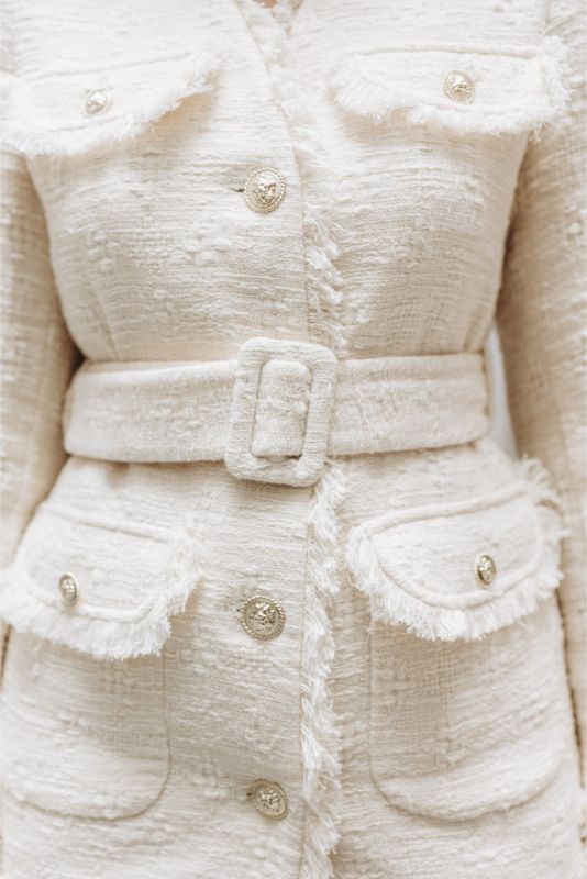 Vue rapprochée de la veste Rosy en tweed d'ANAE, mettant en lumière le tissu texturé et les détails des boutons.