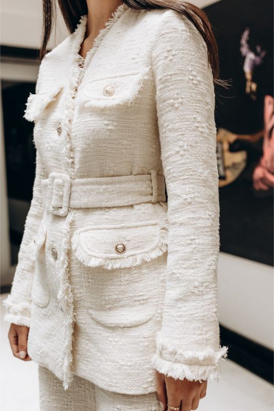 Profil de la veste en tweed Rosy d'ANAE, évoquant l'élégance et le style intemporel avec sa coupe croisée.