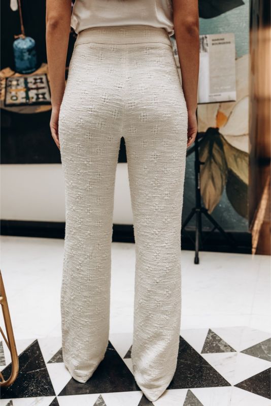 Gros plan sur un pantalon en tweed blanc ANAE, mettant en évidence la texture et la coupe soignée pour un style intemporel.