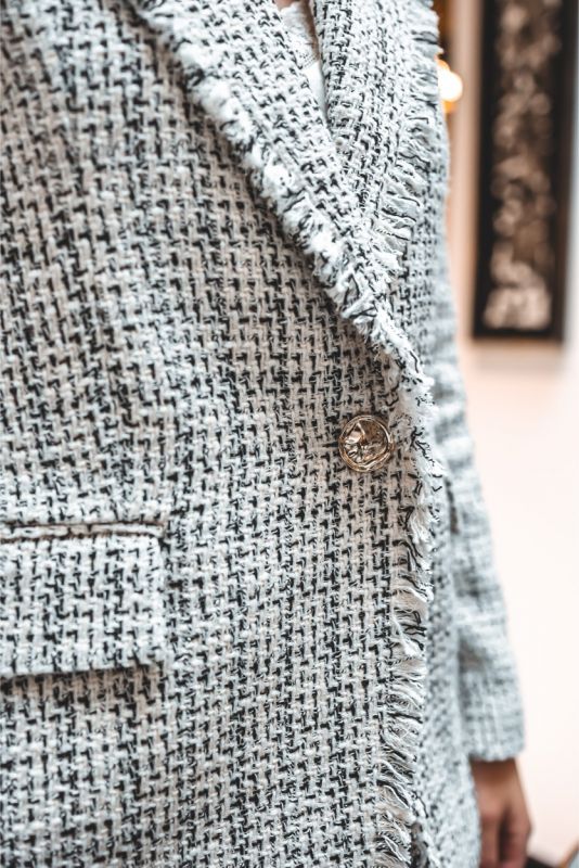 Vue avant de la veste de tweed ANAE, avec ses poches plaquées et ses boutons délicats, reflétant un style féminin et classique.