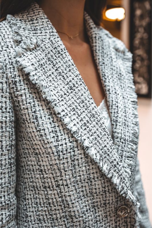 Vue avant de la veste de tweed ANAE, avec ses poches plaquées et ses boutons délicats, reflétant un style féminin et classique.