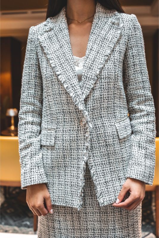 Vue avant de la veste de tweed ANAE, avec ses poches plaquées et ses boutons délicats, reflétant un style féminin et classique.