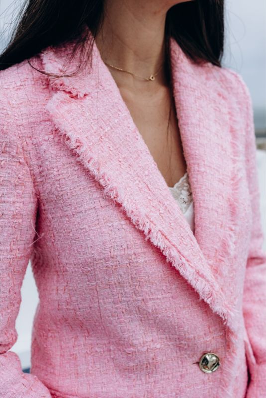 Détail de la texture du tweed rose de la veste Rosemary ANAE, mettant en avant la qualité et le style.
