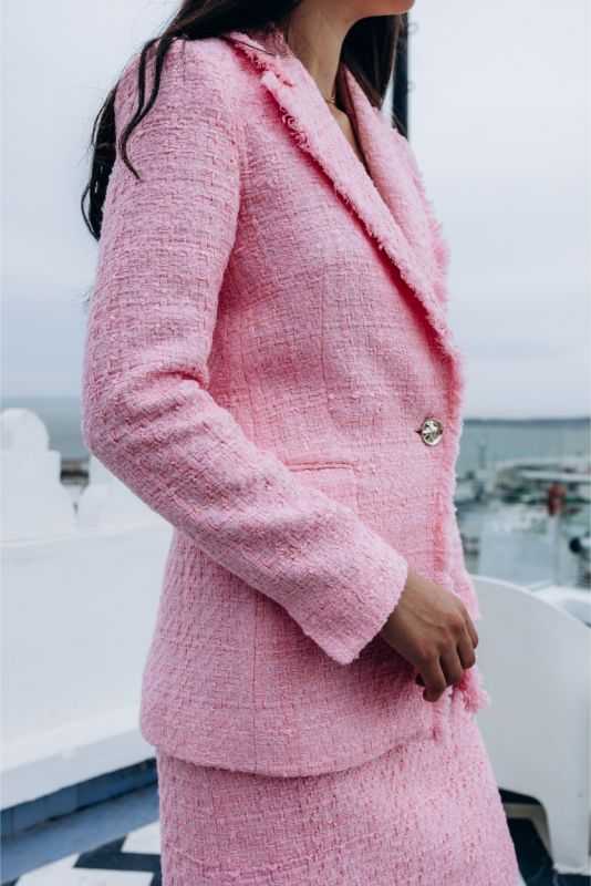 Détail de la texture du tweed rose de la veste Rosemary ANAE, mettant en avant la qualité et le style.