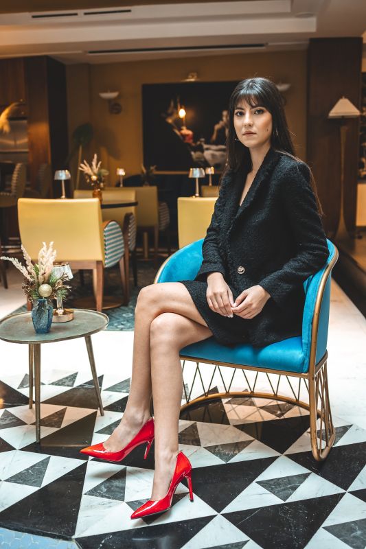 Élégance intemporelle avec la veste en tweed noir ALISIA TWEED 24 d'ANAE, parfaite pour une allure professionnelle.