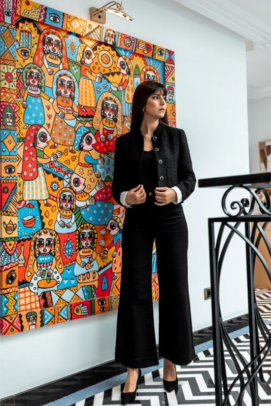 Femme moderne portant la veste en tweed noir ALYANA ANAE, parfaite pour un look professionnel ou une sortie élégante.