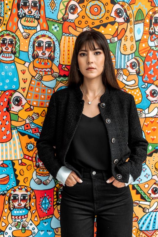 Femme moderne portant la veste en tweed noir ALYANA ANAE, parfaite pour un look professionnel ou une sortie élégante.