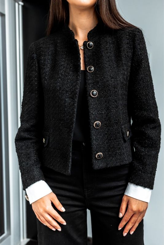Gros plan sur la veste en tweed noir ALYANA d'ANAE, mettant en valeur les boutons circulaires et le col classique.