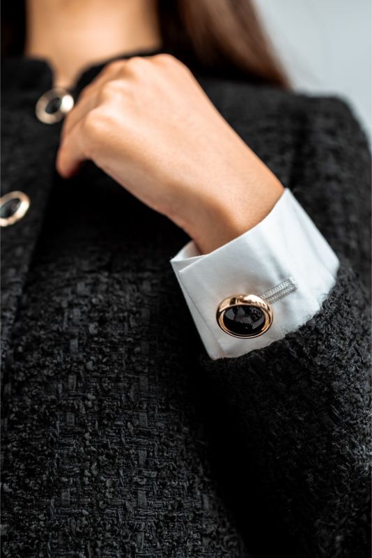 Détail de la veste en tweed noir ALYANA d'ANAE, montrant la texture riche et les poches plaquées pour une touche fonctionnelle.