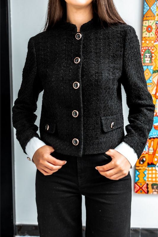 Gros plan sur la veste en tweed noir ALYANA d'ANAE, mettant en valeur les boutons circulaires et le col classique.