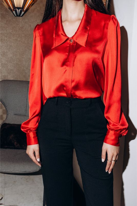La chemise Hardenberg rouge de la collection ANAE Valentine 24, un mariage de confort et de luxe discret.