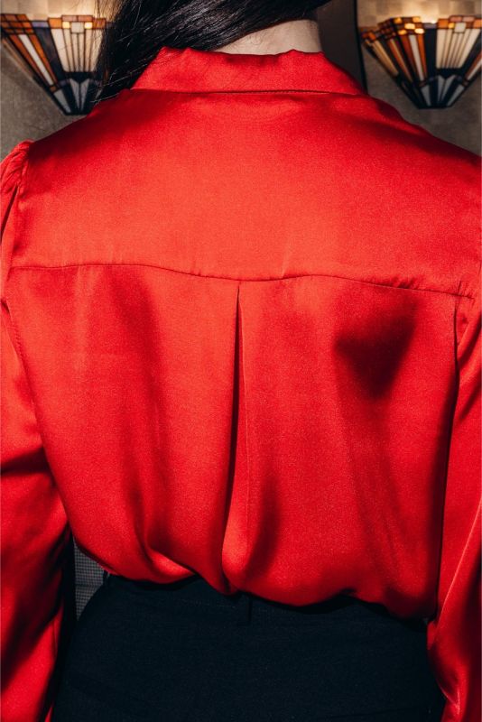 Dos d'une chemise rouge Hardenberg ANAE, mettant en avant le jeu de plis subtils et la qualité du tissu.