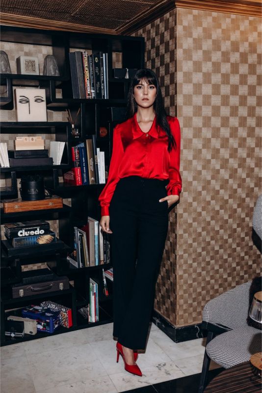 Chemise rouge vibrante PENSY d'ANAE de la collection Valentine 2, associée à un pantalon noir pour un contraste chic.