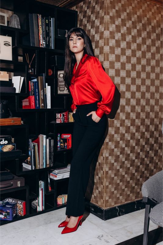 hemise rouge vibrante PENSY d'ANAE de la collection Valentine 2, associée à un pantalon noir pour un contraste chic.