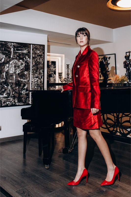 Silhouette élancée avec la jupe ROUGE Valentine 24 d'ANAE, démontrant la sophistication avec un style minimaliste et efficace.