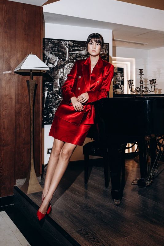 Ensemble veste et jupe en velours rouge de la collection Valentine 24 d'ANAE, dégageant une présence audacieuse et chic.