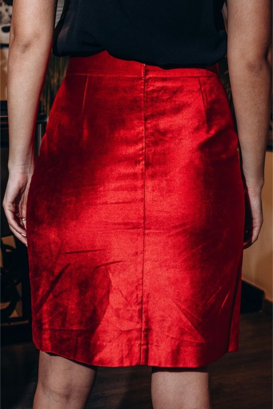 Silhouette élancée avec la jupe ROUGE Valentine 24 d'ANAE, démontrant la sophistication avec un style minimaliste et efficace.