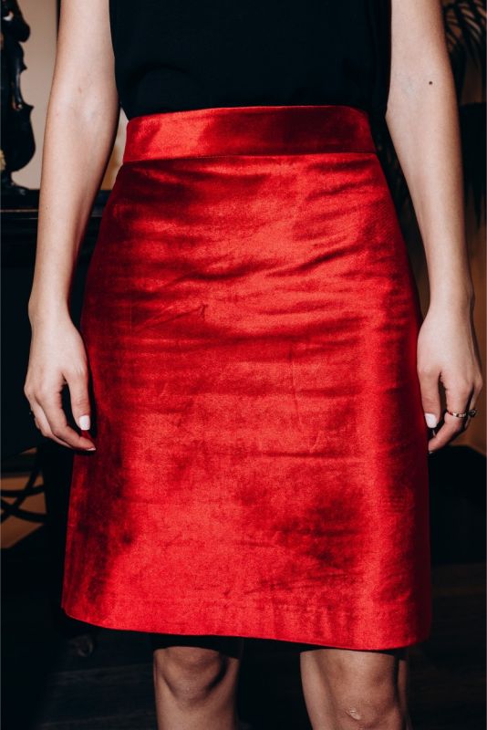 Vue avant de la jupe ROUGE Valentine 24 d'ANAE, tissu satiné éclatant qui attire l'œil avec sa teinte vibrante.