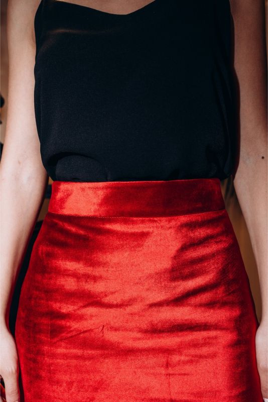Détail de la jupe ROUGE Valentine 24 d'ANAE, mettant en évidence la texture satinée et la coupe élégante.