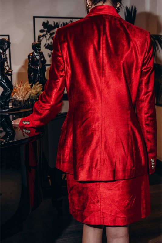 Détail de la jupe ROUGE Valentine 24 d'ANAE, mettant en évidence la texture satinée et la coupe élégante.