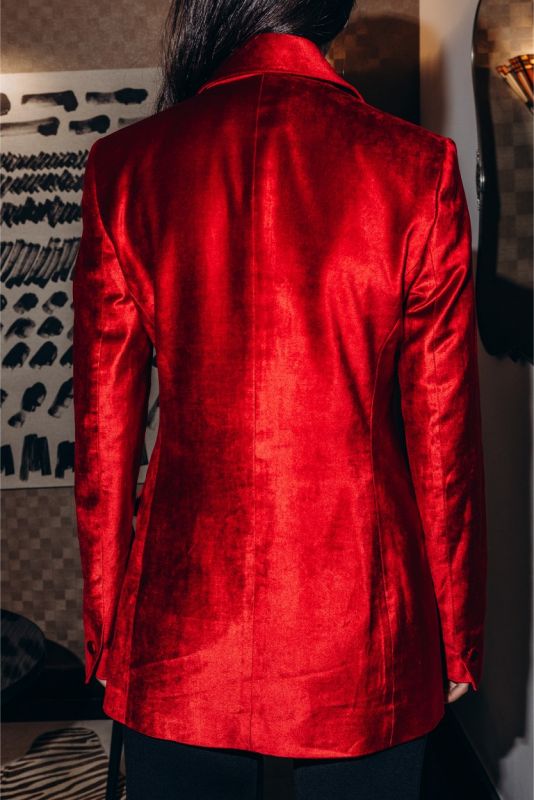 Veste en velours rouge INGRID d'ANAE de la collection Valentine 24, un symbole d'élégance contemporaine et de féminité affirmée.
