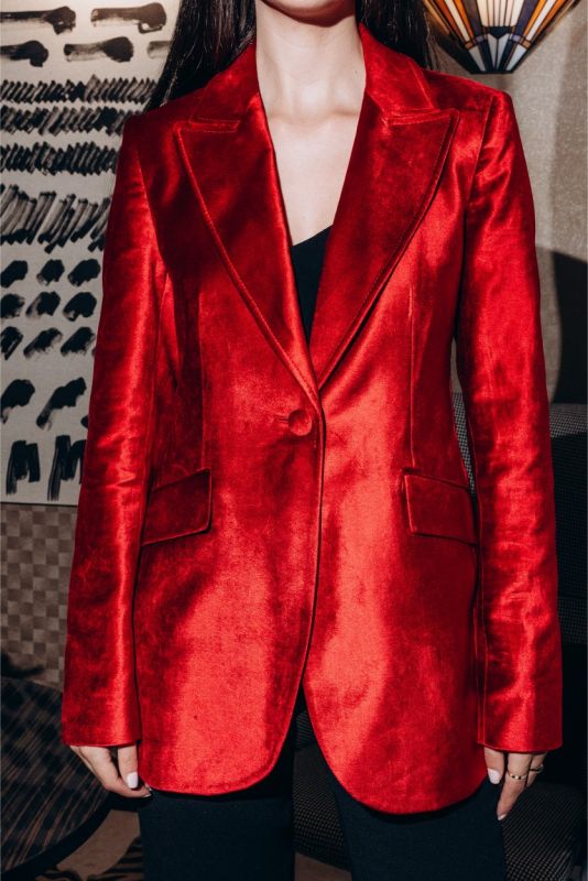 Col et revers de la veste en velours rouge INGRID d'ANAE, capture détaillée soulignant la finition haut de gamme.