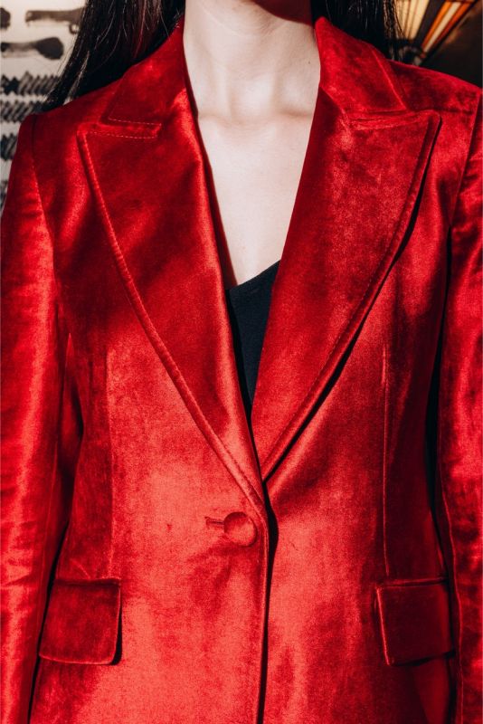 Veste en velours rouge INGRID d'ANAE de la collection Valentine 24, un symbole d'élégance contemporaine et de féminité affirmée.