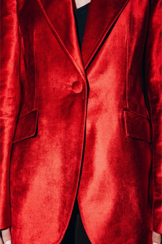 Vue rapprochée de la veste en velours rouge INGRID d'ANAE, montrant la texture riche et les détails de couture précis.