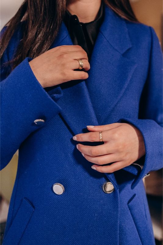 Zoom sur les boutons argentés et le tissu de qualité supérieure du manteau bleu Chaouen d'ANAE.