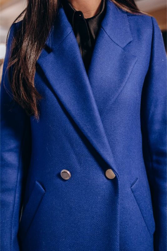 Zoom sur les boutons argentés et le tissu de qualité supérieure du manteau bleu Chaouen d'ANAE.
