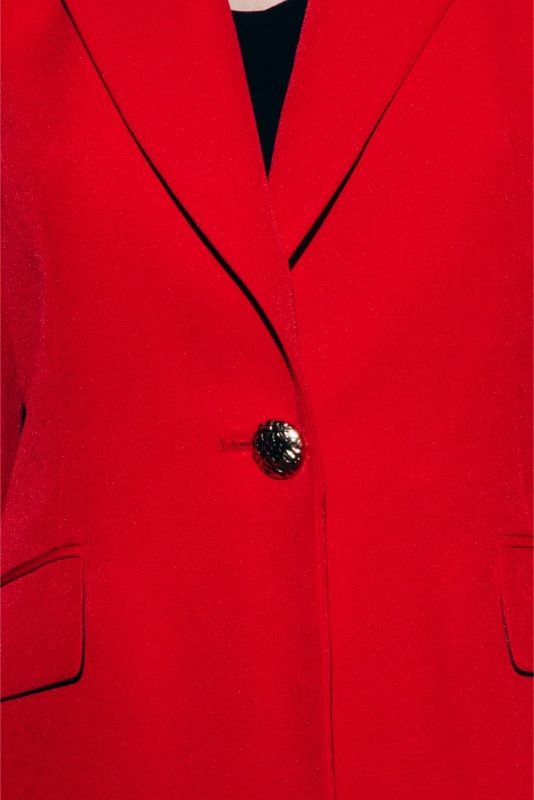 Veste rouge structurée ANAE avec bouton décoratif noir, mettant en avant une sophistication intemporelle.