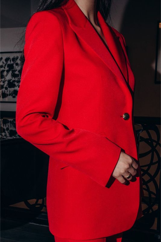 Veste rouge ANAE de la collection VALENTINE 24, évoquant luxe et confiance avec son éclat vibrant.