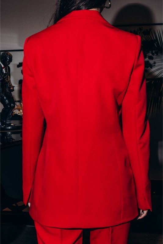 Veste rouge ANAE de la collection VALENTINE 24, évoquant luxe et confiance avec son éclat vibrant.
