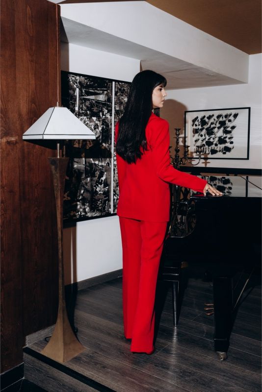 Pantalon Tuscany rouge de la collection ANAE Valentine 24, présentant une coupe droite et classique pour une élégance moderne.