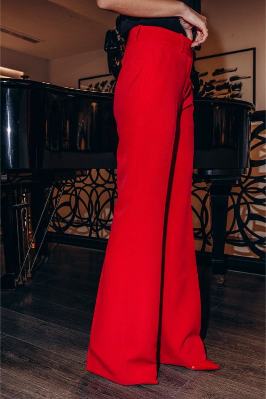 Pantalon Tuscany rouge de la collection ANAE Valentine 24, présentant une coupe droite et classique pour une élégance moderne.
